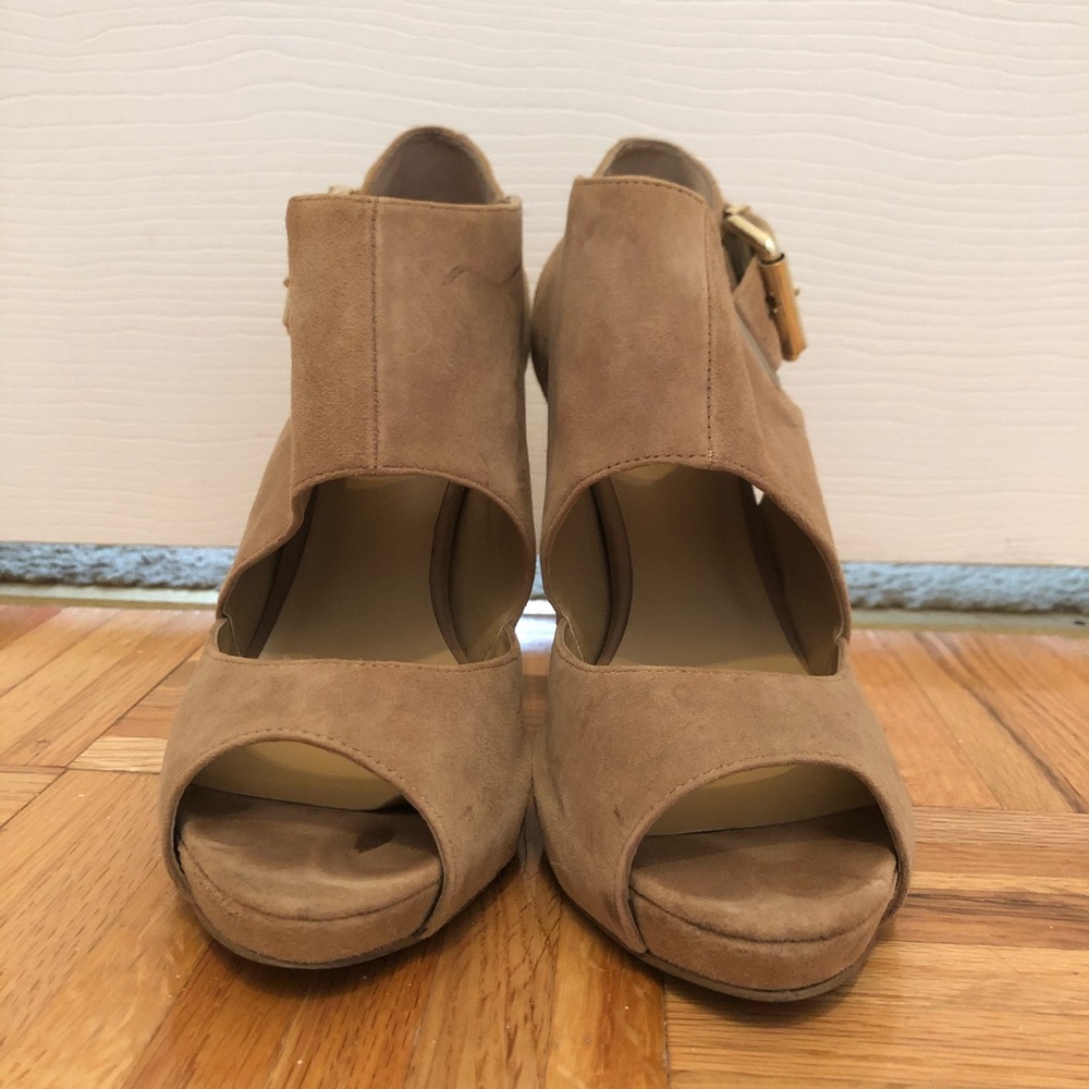 Nine West Suede Peep toe heels w/gold buckle - Picture 2 of 7